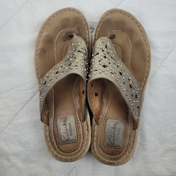 Clarks Artisan gold metallic leather thong sandals studs boho vacation edgy 9.5 - Picture 5 of 11